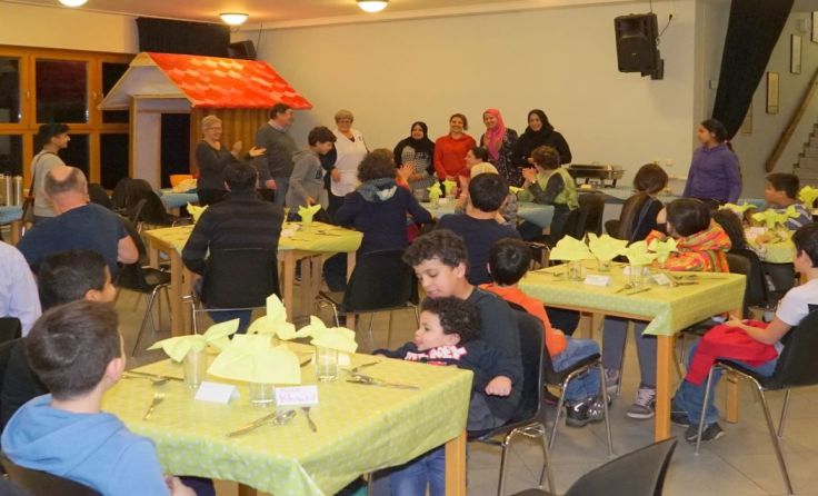 Beim gemeinsamen Kochen und Essen. Foto: MMS Haag