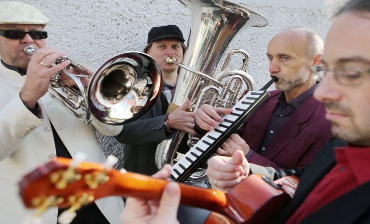 Die Formation "Oisaweng" gibt den Opener. Foto: weinfranz.at
