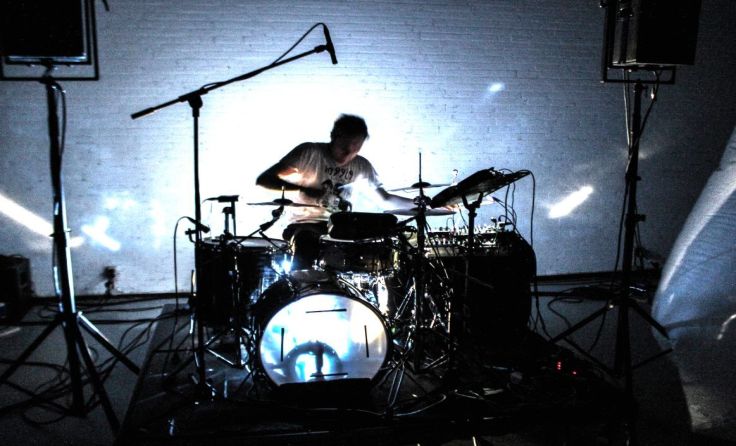 Gerri Jäger setzt auf drums, keyboard und electronics Foto: Thijs Geritz