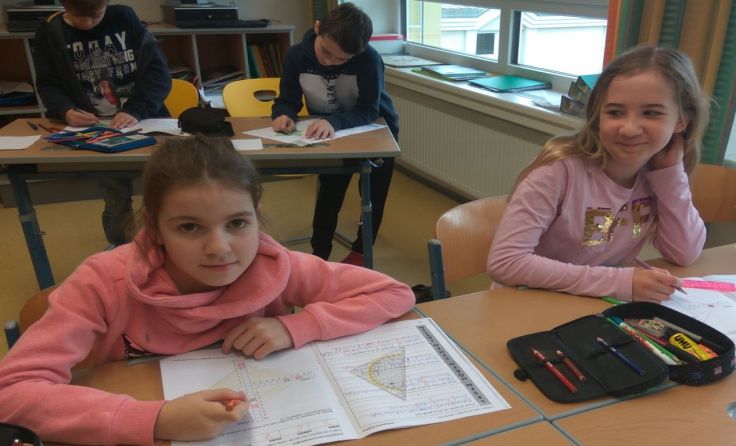Sara Garvis und Nadine Kocher beim Ermitteln des Lerntyps. Foto: NMS Wallsee