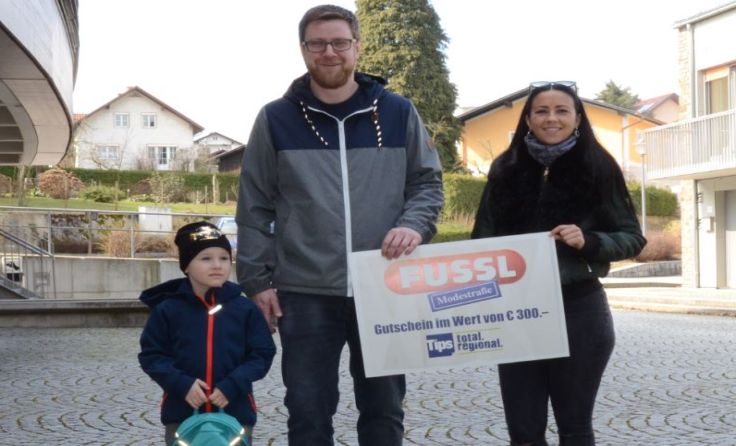 Theo (5), Rudolf Pfligl und Tips-Glücksengerl Vanessa Kaminski Foto: mott