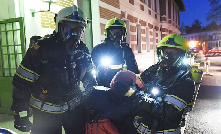 Feuerwehrer bei der Atemschutzübung. Foto: Wolfgang Zarl