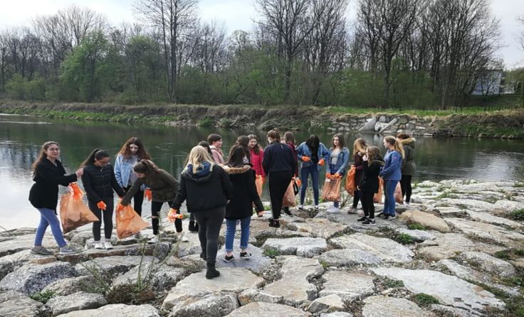Die HLW Amstetten beim Müllsammeln am Ybbsufer Foto: HLW Amstetten