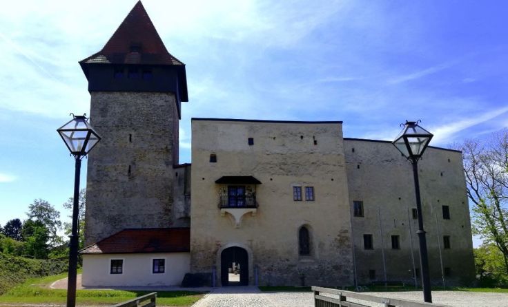 Das Foto zeigt, dass das Schloss Ulmerfeld eigentlich eine Burg ist. Foto: Helga Steinacher