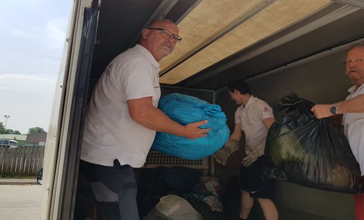 Beim Verladen der gespendeten Alttextilien Foto: RK Amstetten