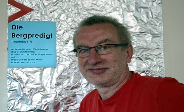 Pfarrgemeinderat Fritz Kriener positonierte die Bergpredigt in der Kirche. Foto: mott