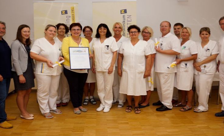 Bei der Überreichung der Urkunde. Foto: Landesklinikum Amstetten