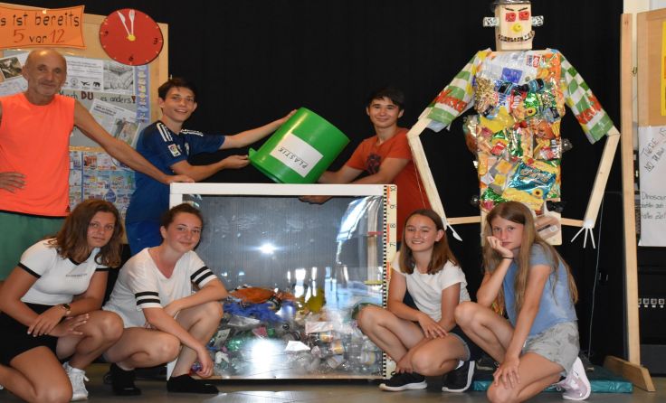 Schüler zeigten wieviel Plastikmüll alleine in ihrer Schule anfällt. Foto: MMS Haag