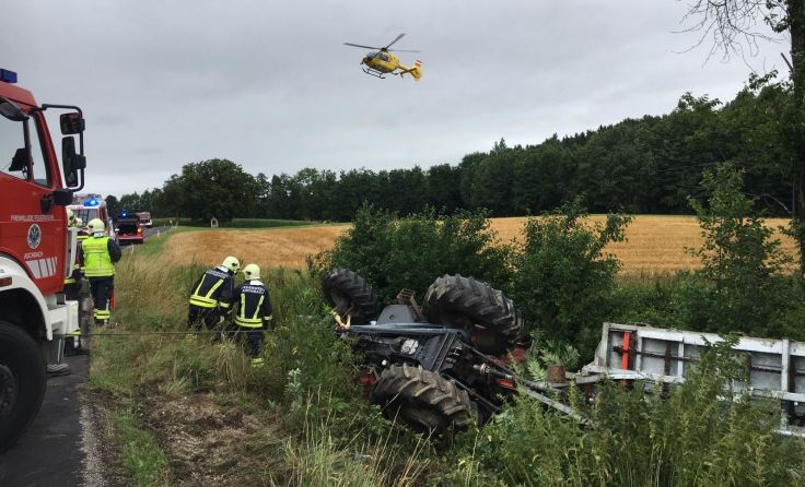 Feuerwehrleute befeiten den Fahrer und bargen den Traktor samt Miststreuer.Foto: FF Aschbach-Markt