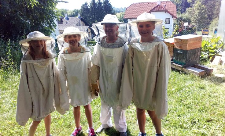 In Schutzanzügen besuchten die Kinder die Bienenstöcke. Fotos: Franziska Pechhacker