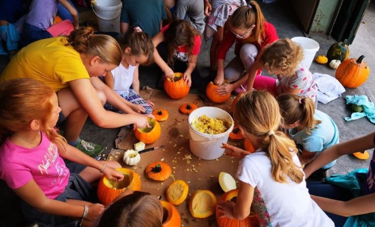 Die Strengberger Kinder beim Gestalten der Kürbiskunstwerke. Fotos: Karin Metz