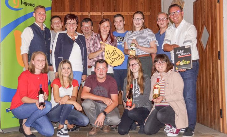 Die jungen Leute werden von Experten zu versierten Mostproduzenten ausgebildet. Foto: Moststraße