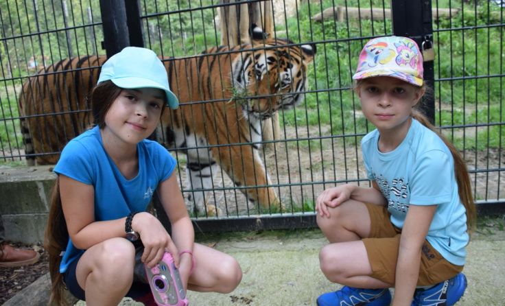 Die Namenspatroninnen Lara und Nina Damberger mit Tiger Boris. Foto: Herbert Stoschek