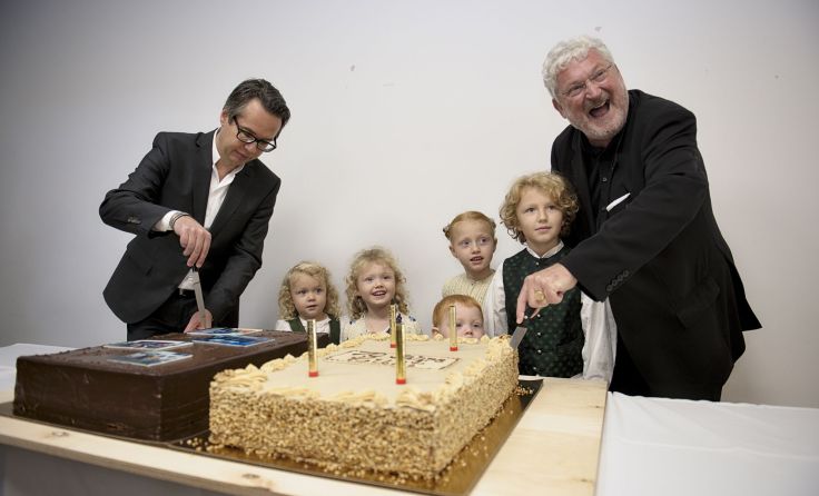 Große Freude beim Anschneiden der beiden Geburtstagstorten Foto: Roland Schuller