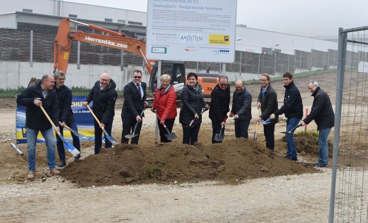 Beim Spatenstich waren zahlreiche Prominente anwesend. Foto: Stadtgemeinde Amstetten