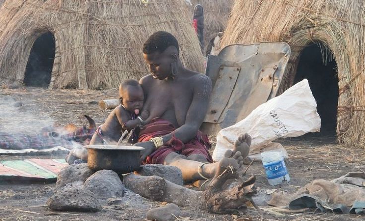 Eine Mursi Frau mit Kind Foto: Schaffer