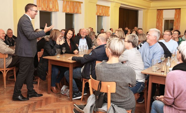 Christian Haberhauer (ÖVP) im Gespräch mit Bürgern. Foto: Volkspartei Amstetten