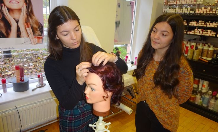 Murza Rut und Sara im Friseursalon Foto: NMS Wallsee