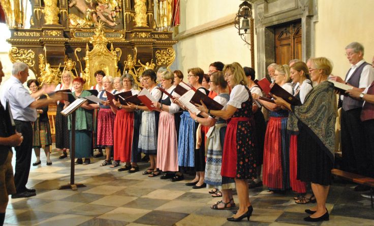 Der Bezirkslehrerchor „Vocale Mostviertel“ unter der Leitung von Edgar Wolf Foto: Ebner