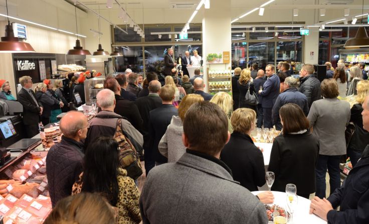 Enormer Andrang bei der Eröffnungsfeier vom SPAR-Gourmet Foto: mott