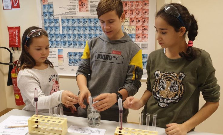 Großes Interesse am Forschen und Experimentieren. Foto: cwagnersturm32