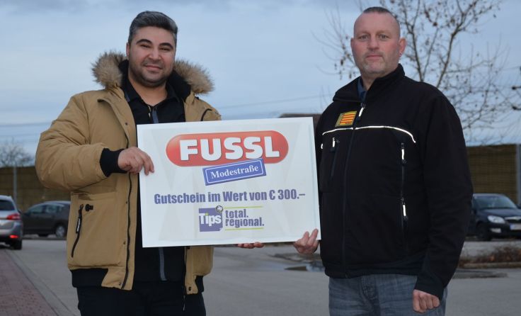 Der Gewinner Erdem Aslan und das Tips-Glücksengerl Fred Gschossmann (v. l.) Foto: privat