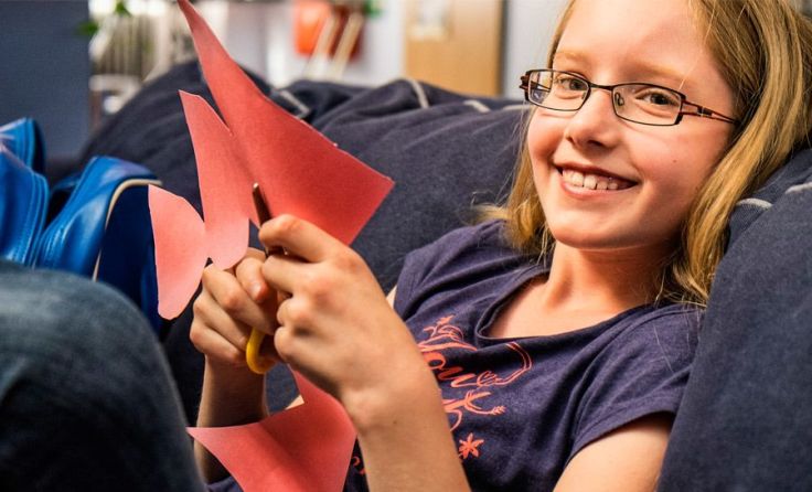 Selbst gebastelte Geschenke kann man per Post verschicken. Foto: RAINBOWS