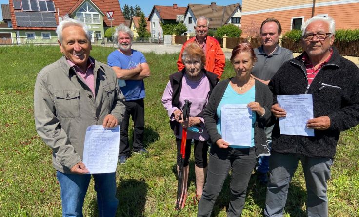 Ein Teil der Anrainergruppe mit Unterschriftenlisten gegen das Junge Wohnen. Foto: privat