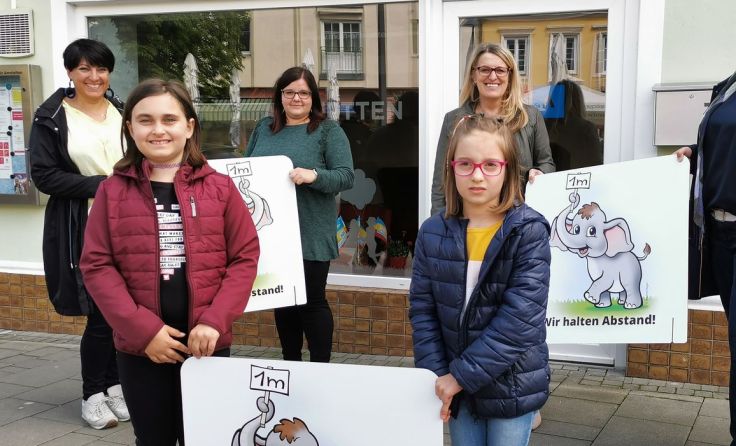 Die Übergabe der Pappaufsteller mit dem Babyelefanten Bibi