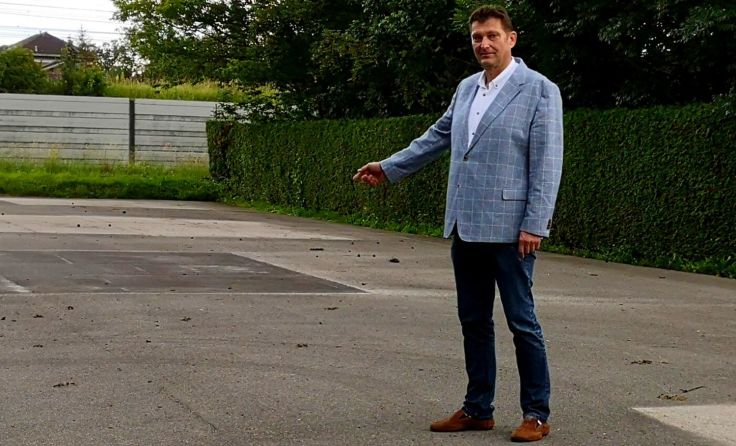 SPÖ-Klubsprecher Helfried Blutsch zeigt, wo der Pumptrack enstehen könnte.Foto: SPÖ