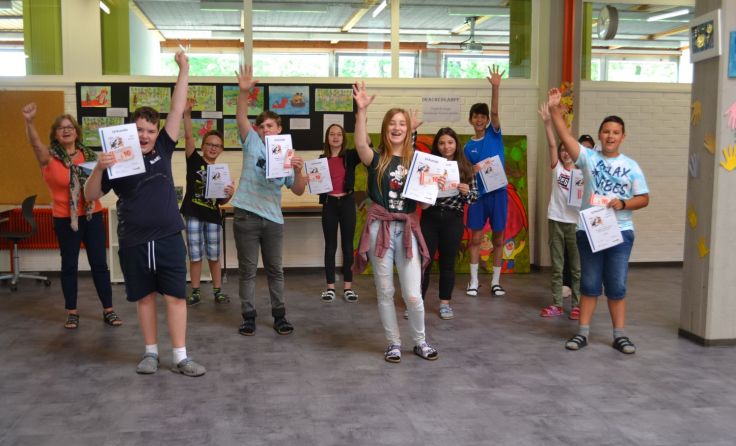 Die Kreativgruppe der Mittelschule Mauer jubelt über den 3. Platz. Foto: privat