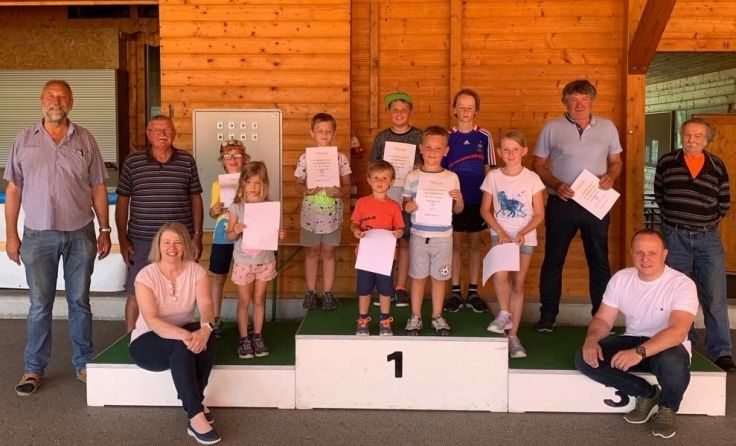 Kinder waren eingeladen, es mit Asphaltstockschießen auszuprobieren. Foto: privat