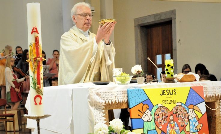 Pfarrer Pater Hans Schwarzl bei der Eucharistie Foto: Wolfgang Zarl