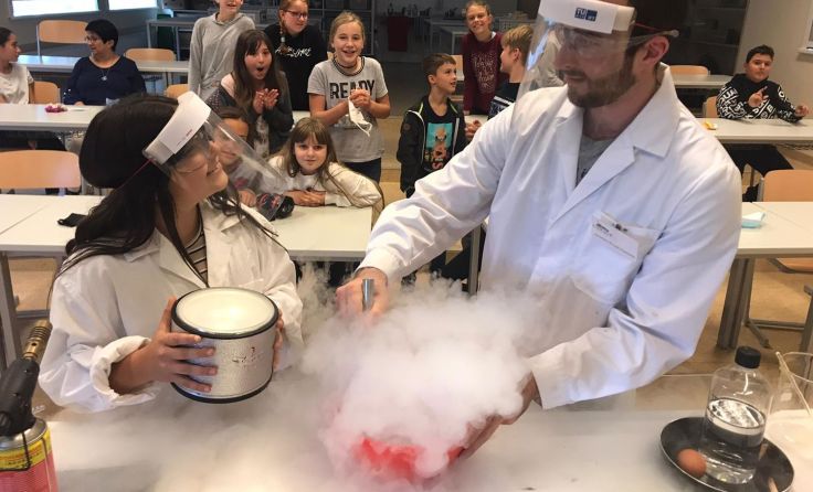 Experimente mit Trockeneis und Stickstoff begeisterten die Schüler Foto: Cornelia Wagner-Sturm