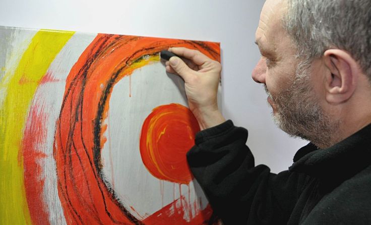 Der Künstler Herbert Manker bei der Arbeit Foto: Lebenshilfe