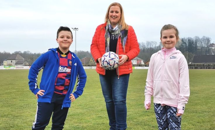 Gesundheitsstadträtin Beate Hochstrasser mit Nachwuchssportlern Darius und Svenja Foto: SPÖ