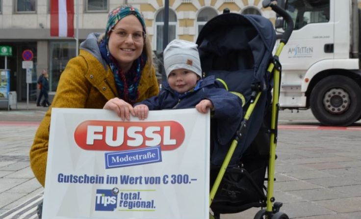 Nina Sallachner und Sebstian (2) können die 300 Euro gut brauchen. Foto: mott