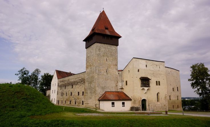 Im Schloss Ulmerfeld gibt es „Die Leichtigkeit des Seins“ zu erleben. Foto: mott
