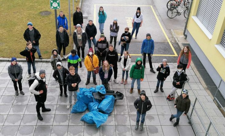 Schüler der MS Wallsee mit dem eingesammelten Müll Foto: privat
