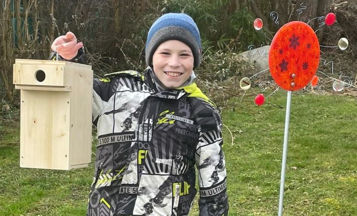 Maximilian Sengstbratl mit dem selbstgebauten Nistkasten Foto: Volksschule Öhling