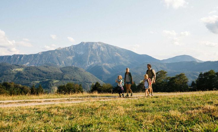 Familienwanderung mit Blick auf den Ötscher Foto: Niederösterreich Werbung/Andreas Jakwerth
