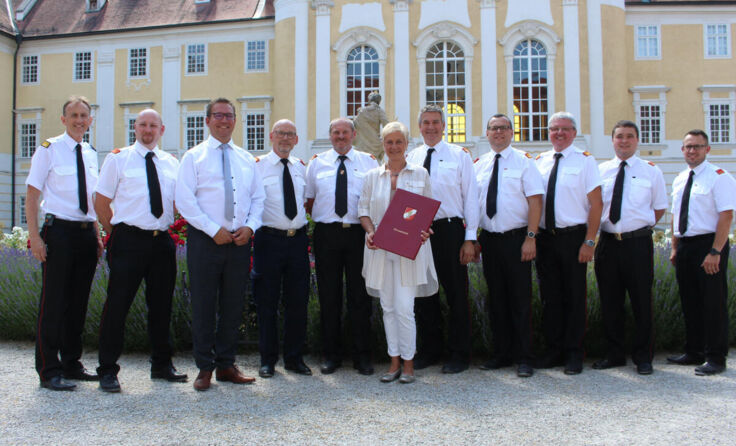 Ursula Puchebner wurde Ehrenmitglied aller acht Feuerwehren Amstettens (Foto: Wolfgang Zarl)