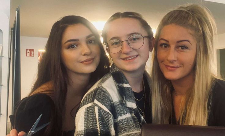 Simge, Lea und Michaela laden zum Charity-Haarschneidetag.