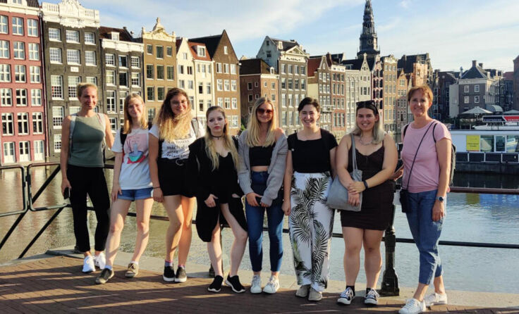 Eine HLW Haag-Reisegruppe besichtigte die Grachten von Amsterdam. (Foto: HLW Haag)