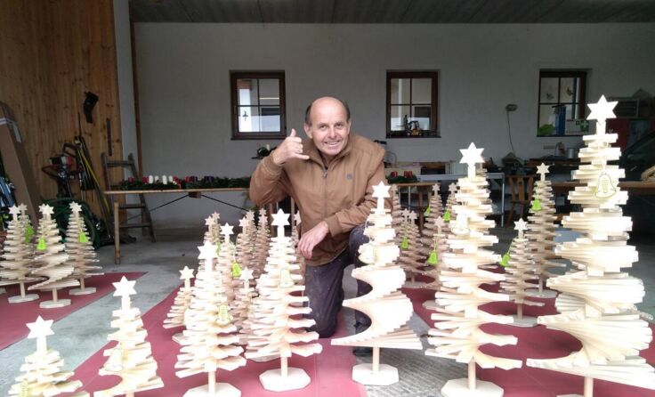 Holz-Weihnachtsbäume können per WhatsApp bestellt werden. (Foto: privat)