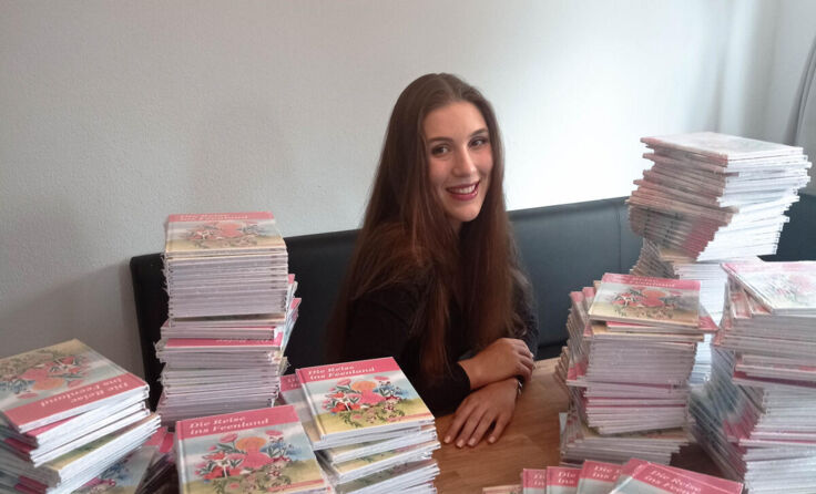 Sophia Weinbrenner und ihr erstes Buch: "Die Reise ins Feenland" (Foto: privat)