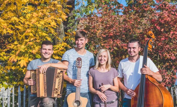 Die Quetschwork Family vereint geschliffenen Humor und feinste Musik. (Foto: Quetschwork Family)