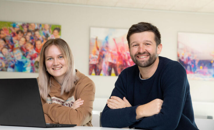 Nicole Schörghuber mit ihrem Englisch-Lehrer Rene Bremböck (Foto: Helmut Wurzer)