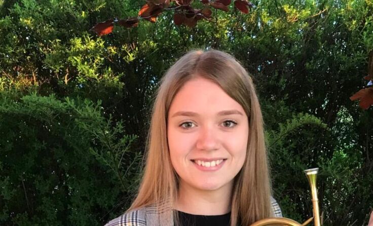 Elisabeth Aichberger (20) spielt seit dem siebten Lebensjahr Horn. (Foto: privat)