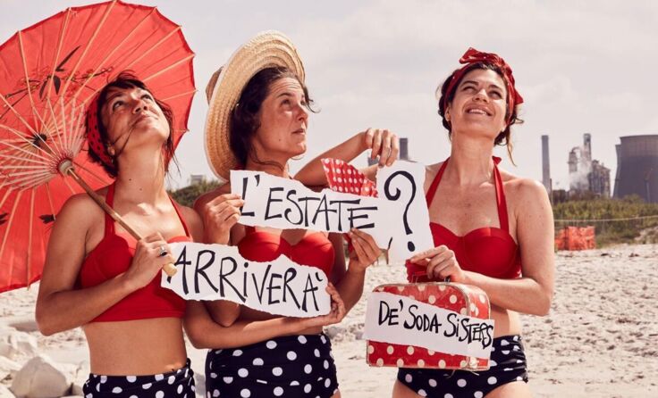 Die De‘ Soda Sisters am Strand mit Chemiefabrik im Hintergrund (Foto: De‘ Soda Sisters)